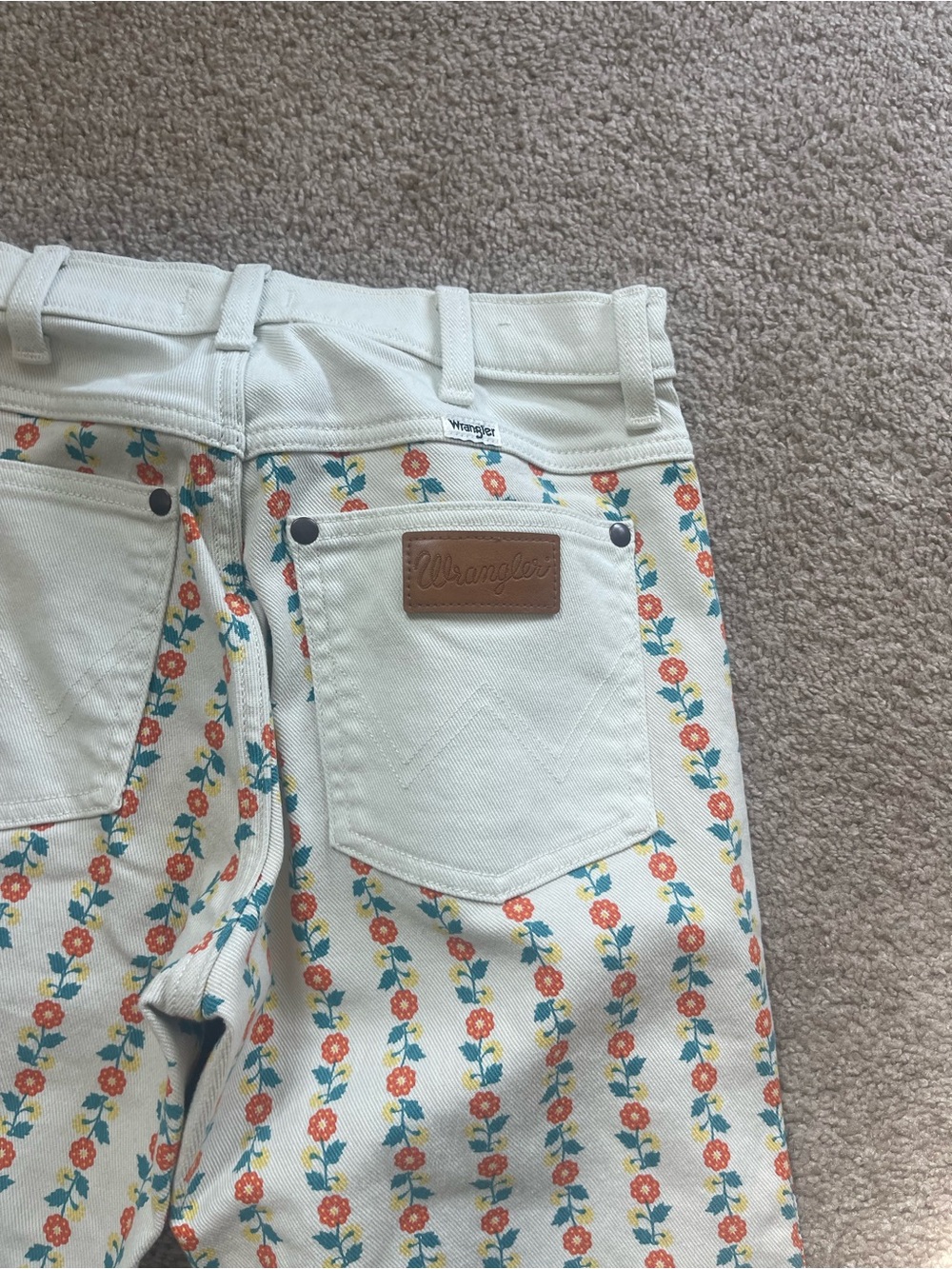 Wrangler Cream Floral-Print Flare Jeans - Picture 4 of 4